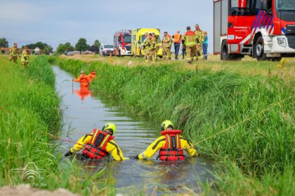 Hulpdiensten zochten zondagmiddag langs de Groeneweg in Mijnsheerenland nadat een fiets bij een sloot was gevonden. Ook de duikers van Brandweer Dordrecht stonden stand-by. Foto: 112 Fotografie Hoeksche Waard.
