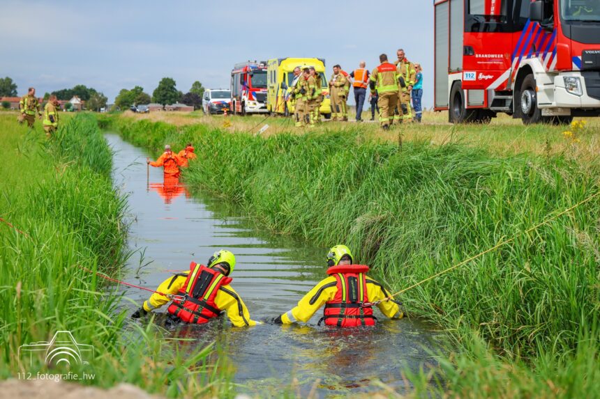 Hulpdiensten zochten zondagmiddag langs de Groeneweg in Mijnsheerenland nadat een fiets bij een sloot was gevonden. Ook de duikers van Brandweer Dordrecht stonden stand-by. Foto: 112 Fotografie Hoeksche Waard.