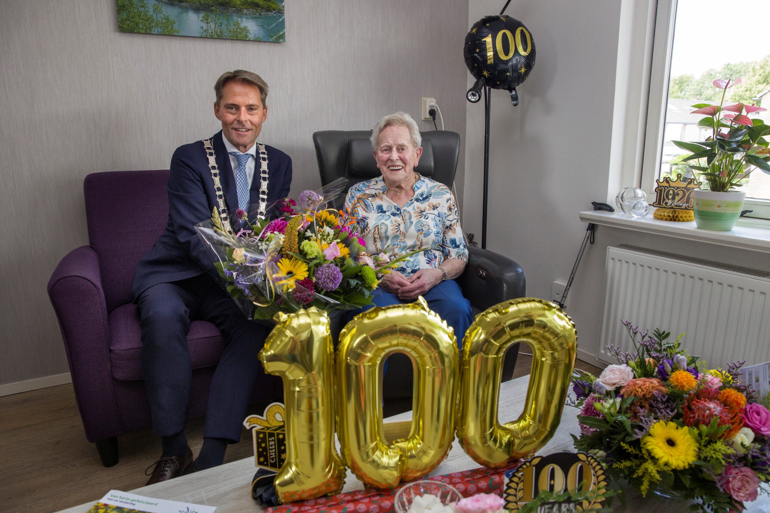 Bloemen voor 100-jarige mevrouw Van Essen uit Klaaswaal