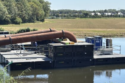 Tijdelijke pompinstallatie Kanaal door Voorne