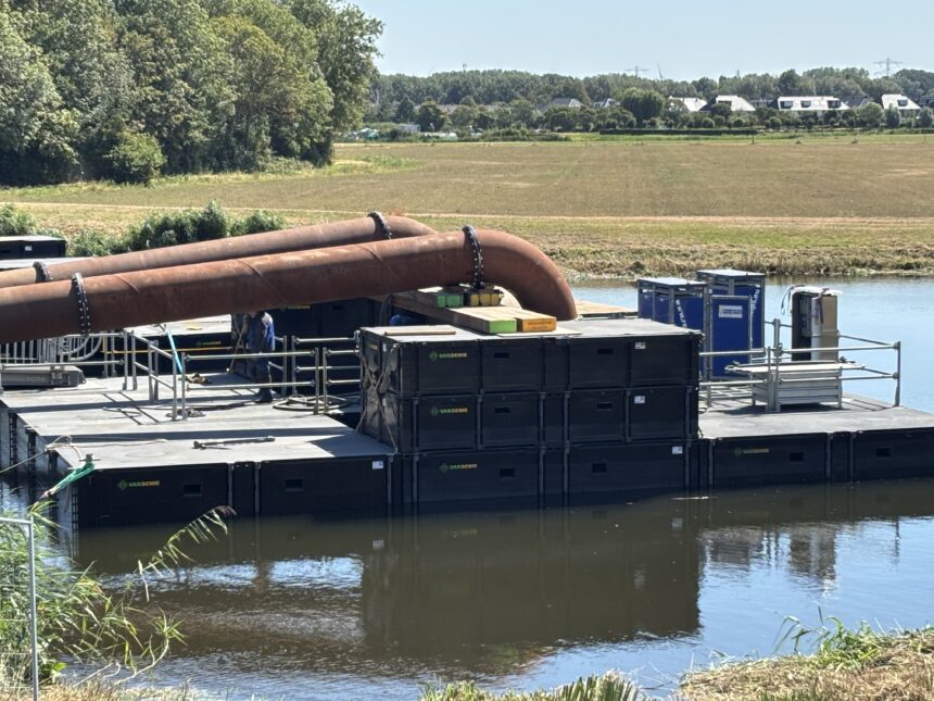 Tijdelijke pompinstallatie Kanaal door Voorne