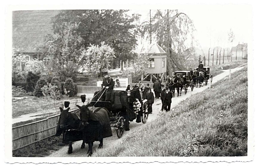 Uitvaart op 7 mei 1951 van Andries Leeuwenburgh (geb.1879) van de villa Nieuw-Leeuwenstein in Heinenoord