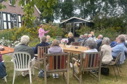 Een eerdere verhalenmiddag van de Verhalenkaravaan in een sfeervolle tuin.
