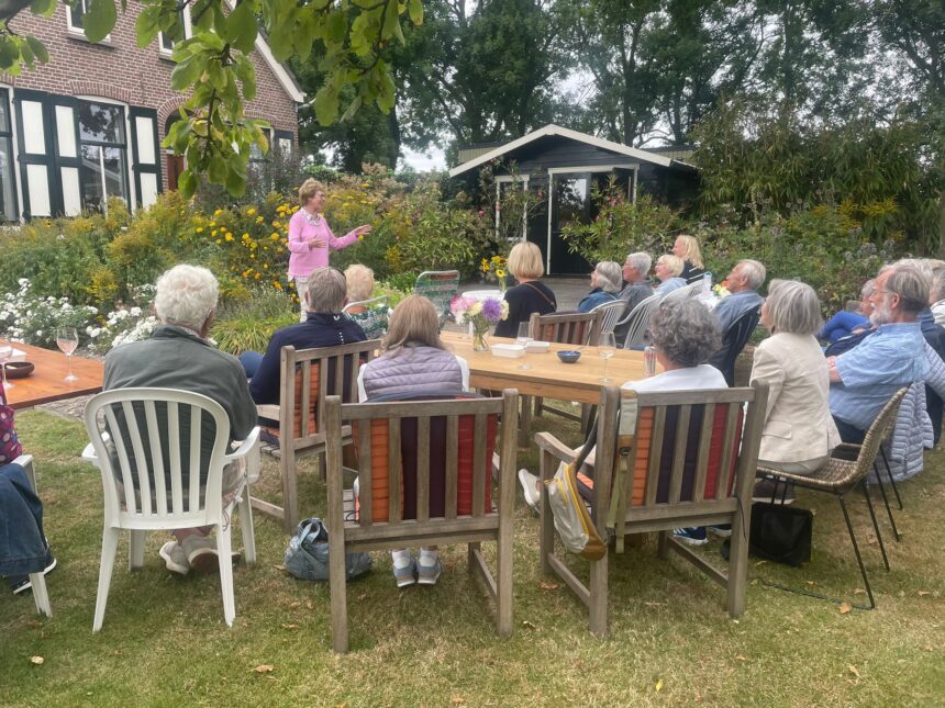 Een eerdere verhalenmiddag van de Verhalenkaravaan in een sfeervolle tuin.