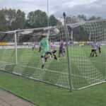 Na een van de weinige doelpogingen van SHO eindigde de bal op het doelnet.
