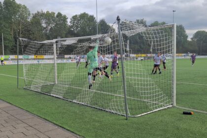 Na een van de weinige doelpogingen van SHO eindigde de bal op het doelnet.