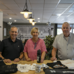 Van links naar rechts: Dick de Heus van HEUS Sport, Ina Wiltens, voorzitter van de supportersvereniging van v.v. SHO, en Ben de Kok, penningmeester van v.v. SHO