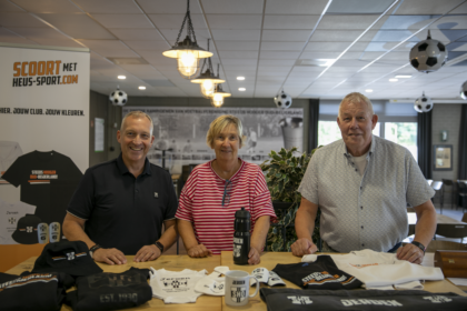 Van links naar rechts: Dick de Heus van HEUS Sport, Ina Wiltens, voorzitter van de supportersvereniging van v.v. SHO, en Ben de Kok, penningmeester van v.v. SHO