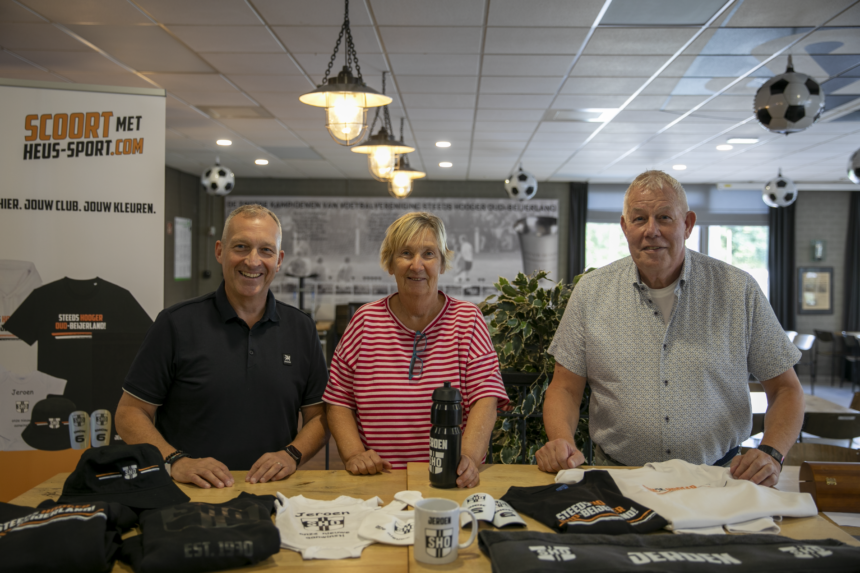 Van links naar rechts: Dick de Heus van HEUS Sport, Ina Wiltens, voorzitter van de supportersvereniging van v.v. SHO, en Ben de Kok, penningmeester van v.v. SHO