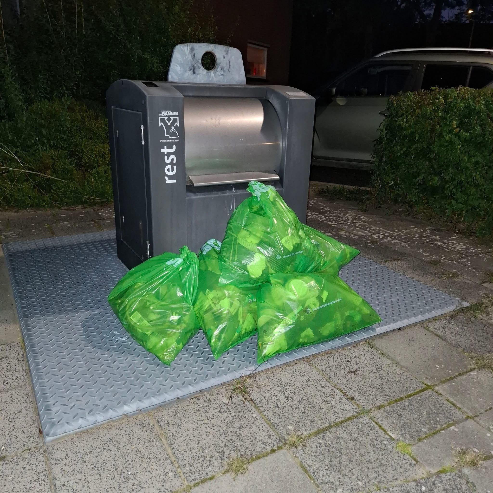 Puttershoek Schoon-week gestart: tien vuilniszakken afval van straat gehaald