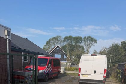 Brandweer en hulpdiensten bij de kazerne aan de Laan van Westmolen in Mijnsheerenland na een melding van een mogelijke gaslekkage. Uit metingen van Stedin bleek dat er geen gas aanwezig was. Foto: Brandweer Mijnsheerenland-Westmaas