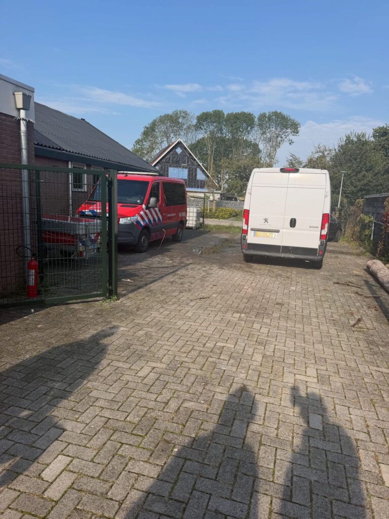 Brandweer en hulpdiensten bij de kazerne aan de Laan van Westmolen in Mijnsheerenland na een melding van een mogelijke gaslekkage. Uit metingen van Stedin bleek dat er geen gas aanwezig was. Foto: Brandweer Mijnsheerenland-Westmaas