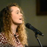 Tenira Sturm zingt tijdens Flying Eagle Concert in Puttershoek