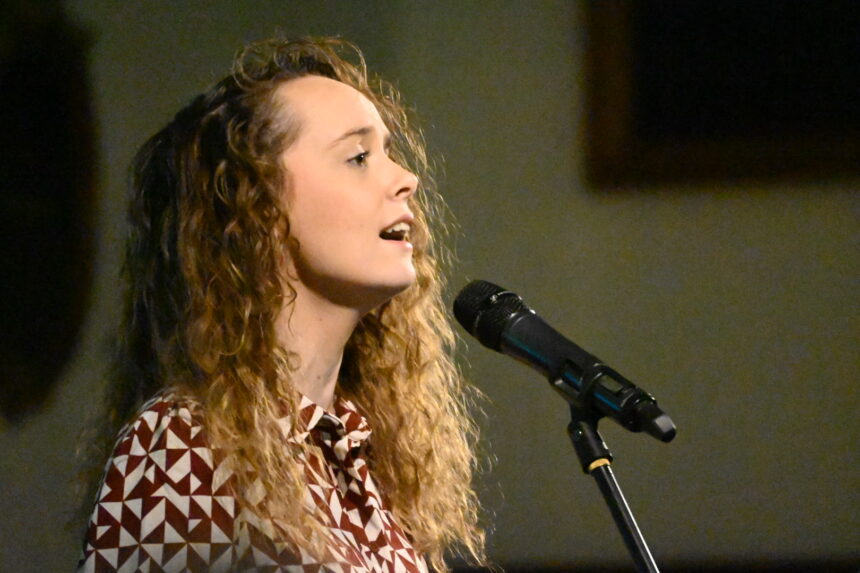 Tenira Sturm zingt tijdens Flying Eagle Concert in Puttershoek