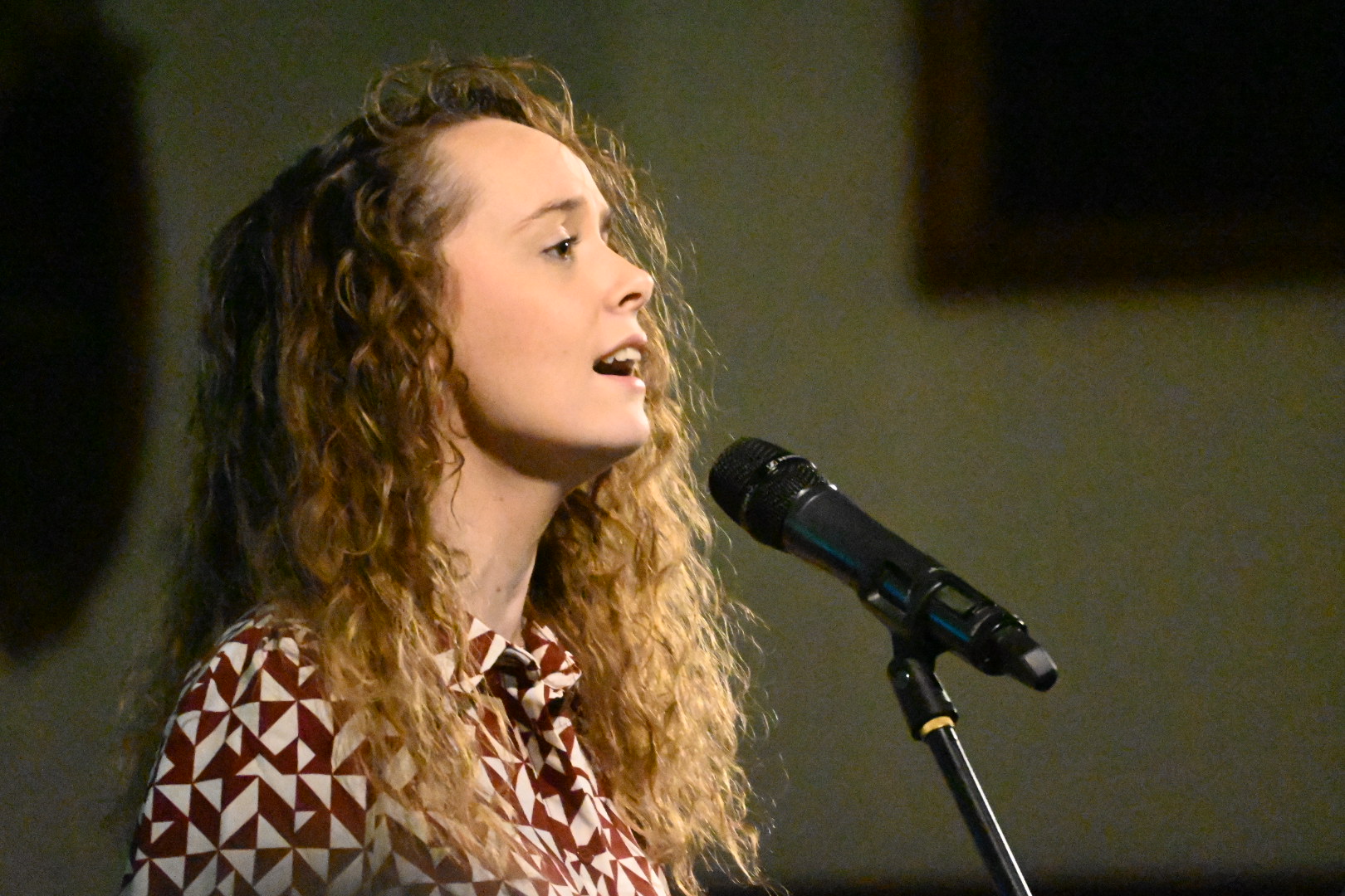 Tenira Sturm zingt tijdens Flying Eagle Concert in Gereformeerde Kerk Puttershoek