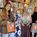Marika Benjert, Marieke Montenarie, Xenia de Graaf en Nathalie Bramer tijdens het bezoek aan Bibliotheek Hoeksche Waard