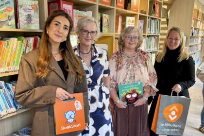 Marika Benjert, Marieke Montenarie, Xenia de Graaf en Nathalie Bramer tijdens het bezoek aan Bibliotheek Hoeksche Waard