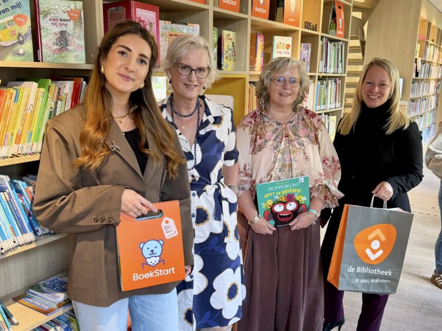 Marika Benjert, Marieke Montenarie, Xenia de Graaf en Nathalie Bramer tijdens het bezoek aan Bibliotheek Hoeksche Waard