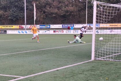 Everlon Zimmerman scoort de 2-0 voor SHO