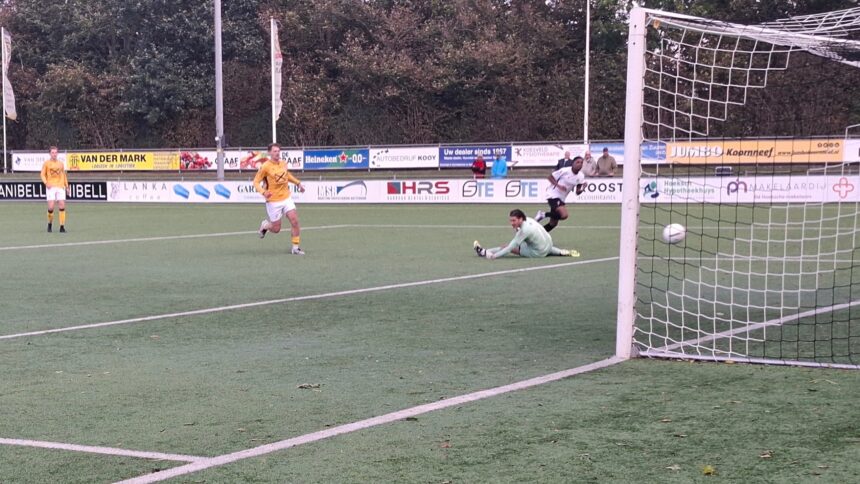 Everlon Zimmerman scoort de 2-0 voor SHO