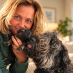 De Hoeksche Boerin met bouvier Zivah en een pasgeboren puppy.