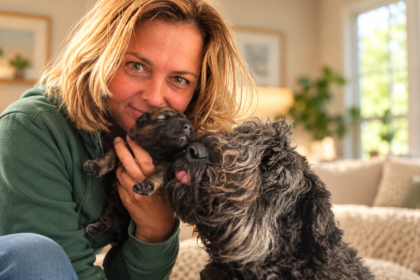 De Hoeksche Boerin met bouvier Zivah en een pasgeboren puppy.