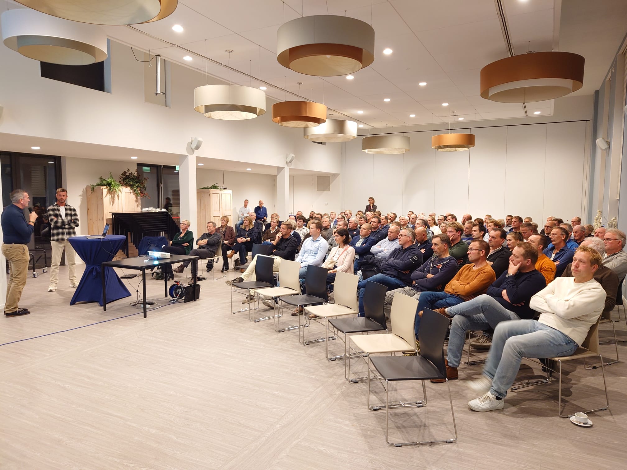 Honderd ondernemers en bestuurders bespreken energie-uitdagingen in Hoeksche Waard