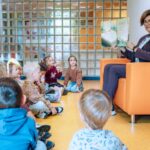 Burgemeester leest kleuters voor op OBS De Meerwaarde in Strijen