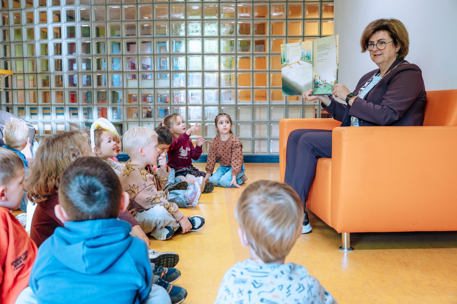 Burgemeester leest kleuters voor op OBS De Meerwaarde in Strijen