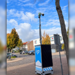 Mobiele cameramast in het centrum van Puttershoek.