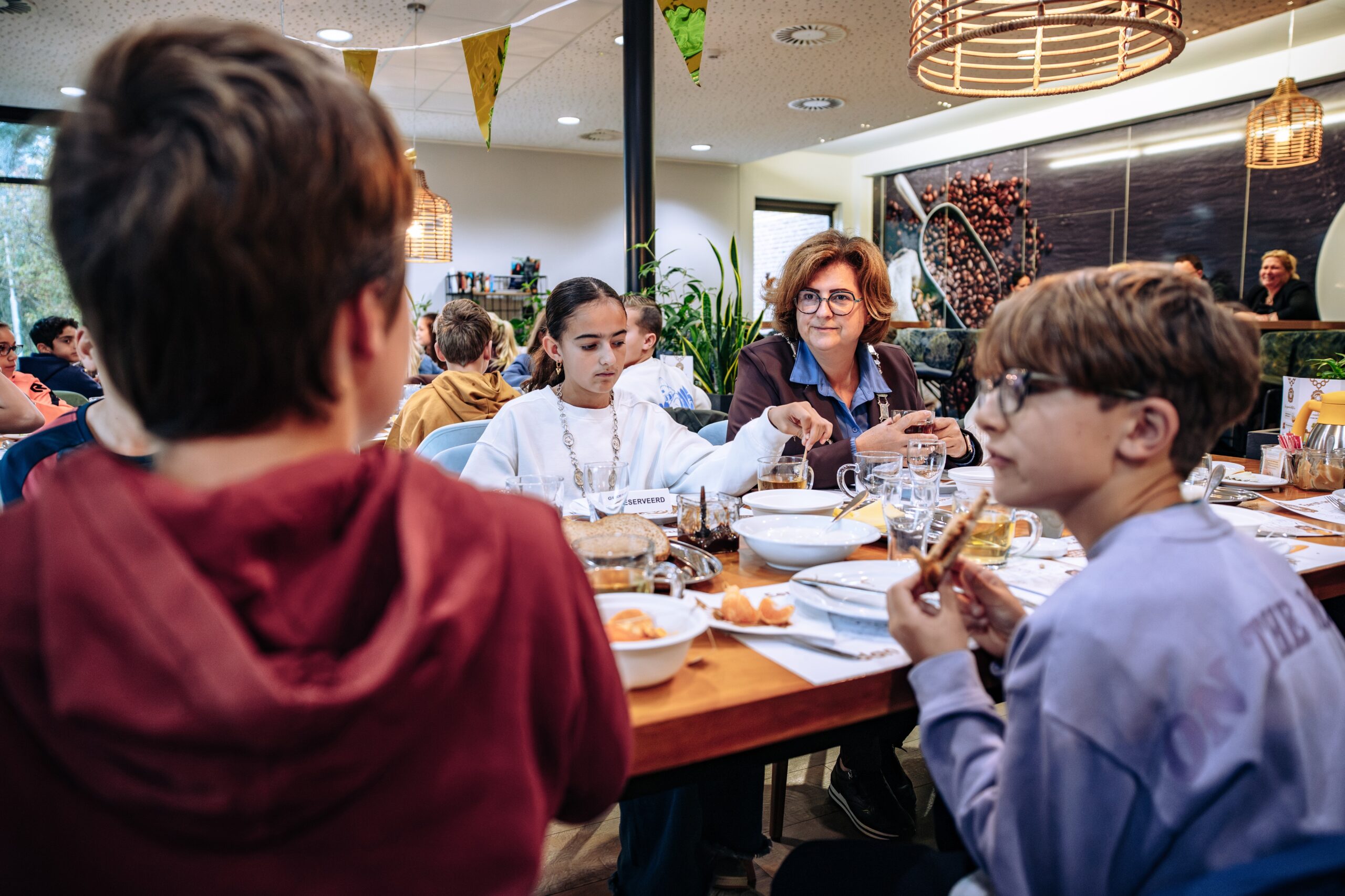 Leerlingen De Blieken ontbijten met burgemeester Marian Witte en kinderburgemeester Nadia