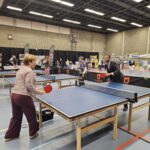 Bezoekers ontdekten tijdens Rondje Vitaler in Oud-Beijerland activiteiten rond vitaal ouder worden. Ook wethouder Hein Verbiest deed mee.