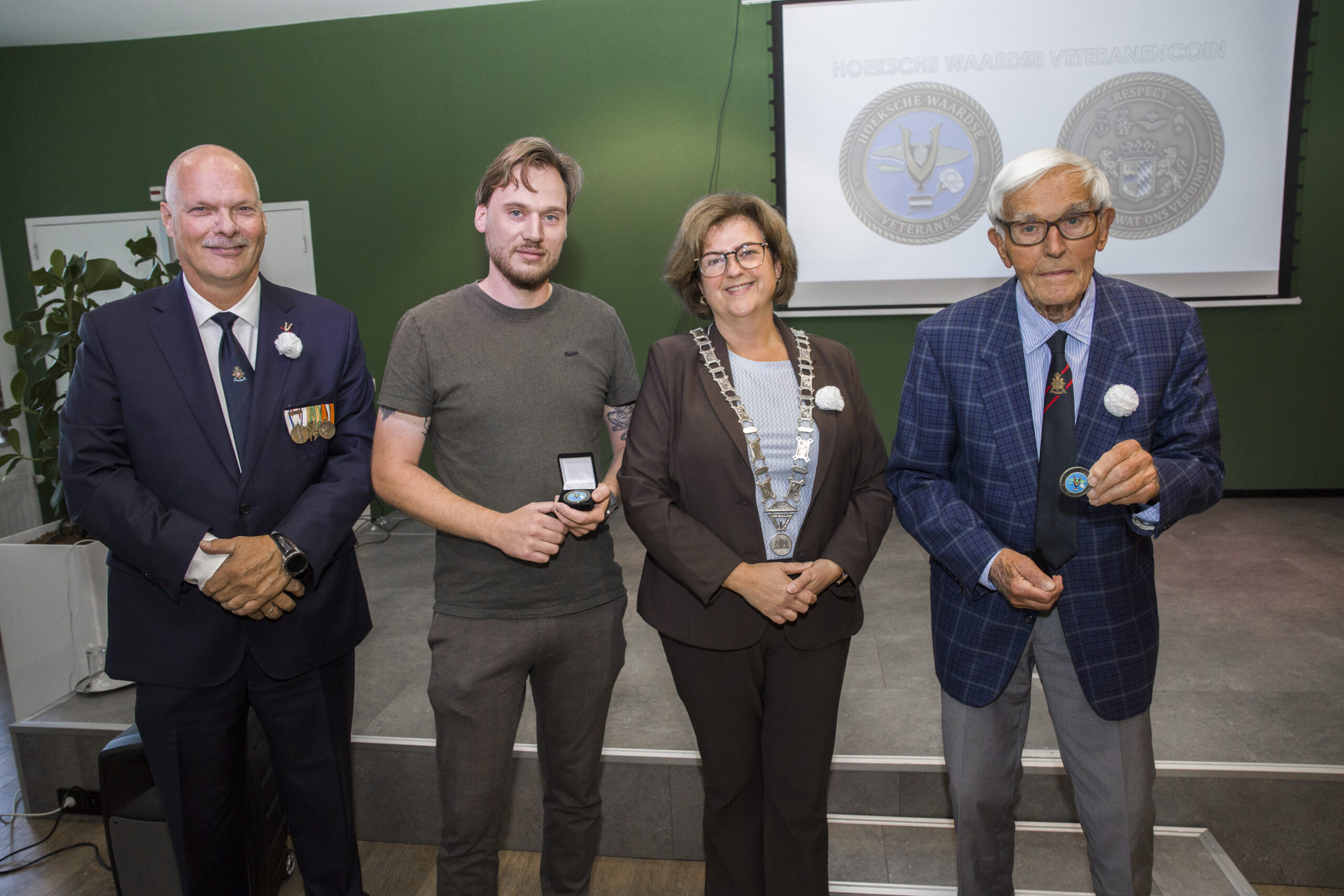 Eerste Hoeksche Waardse Veteranencoin uitgereikt tijdens veteranenbijeenkomst